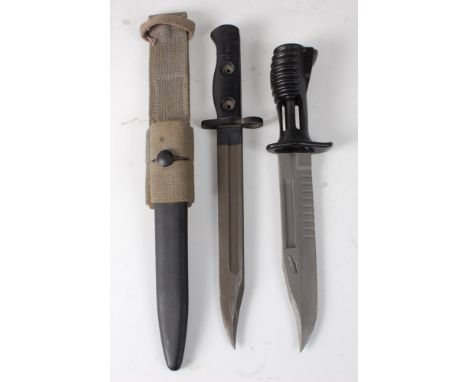 A British L.I.A.3 bayonet, having a 20cm bowie shaped blade, stamped to the grip L.I.A. 3 960 - 0257B, housed in a steel scab