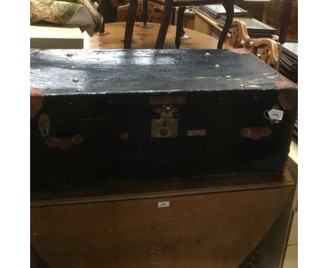 VINTAGE SUITCASE / TRUNK