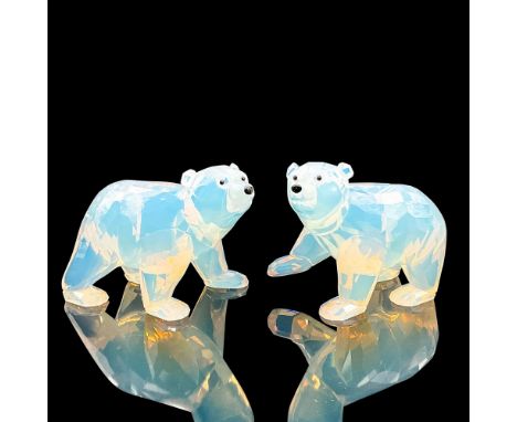 This annual edition Polar Bear Cubs White Opal was made to be displayed with the annual edition Siku Polar Bear. This young p