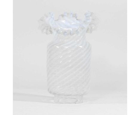 A striped vaseline light shade, with a frilled edge, aperture 6cm
