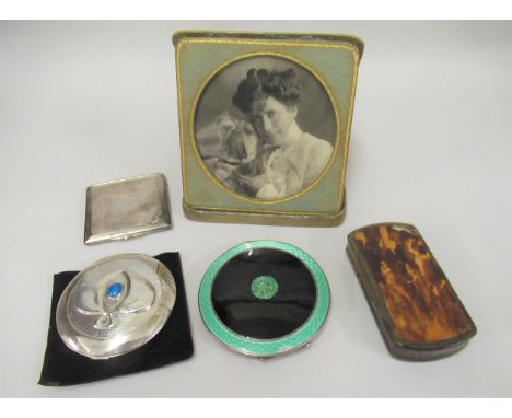 Art Deco silver and enamel compact (at fault), a horn and tortoiseshell snuff box (at fault), two other compacts and a leathe