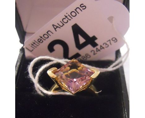 Gold amethyst set ring - Estimate £70 to £100