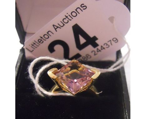 Gold amethyst set ring - Estimate £70 to £100