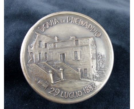A circular metal snuff box depicting Benito Mussolini.  7~5 cm diameter.
