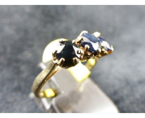 9 ct gold vintage three stone spphire ring. Size M.