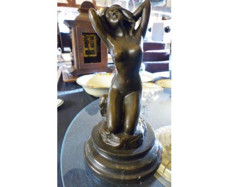 Modern bronze of a kneeling nude woman on marble plinth. H: 20 cm