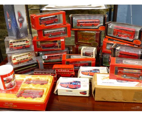 A LARGE COLLECTION OF VINTAGE 1:76 SCALE MODEL DIE CAST BUSES AND OTHER VEHICLES, INCLUDING TWO CORGI EXAMPLES AND A MIDLAND 