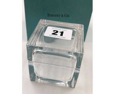 A TIFFANY AND CO SMALL CRYSTAL JEWELLERY / TRINKET BOX WITH REMOVABLE COVER. THE BASE ENGRAVED TIFFANY &amp; CO, COMPLETE WIT