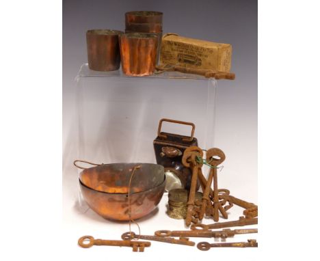 A COLLECTION OF VINTAGE METALWARE TO INCLUDE COPPER BEAKER FORM CHOCOLATE MOULDS, A PAIR OF COPPER SCALE PANS, FOUR ANTIQUE L