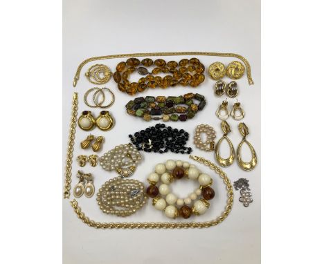 A COLLECTION OF FIVE PIECES OF MONET SIGNED COSTUME JEWELLERY, TOGETHER WITH OTHER VINTAGE COSTUME JEWELLERY TO INCLUDE AMBER