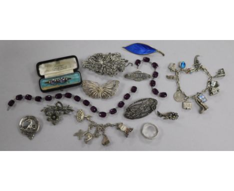 Mixed jewellery including, silver, marcasite and a David Andersen silver and enamel leaf brooch.
