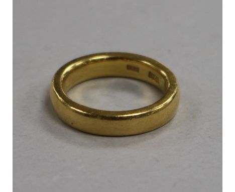 A 22ct gold wedding band, size K.