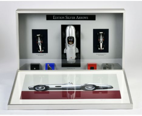 Mercedes Benz Silver Arrows Promo Set, 63x47x18 cm, Buchformat mit signiertem Druck, Modellen hinter Glas usw., sehr aufwändi