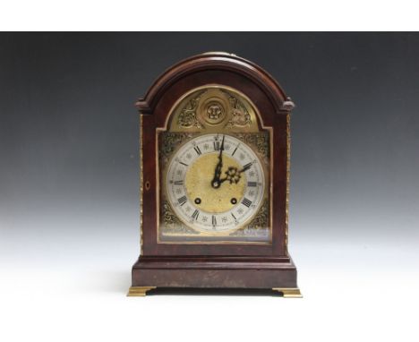 AN EARLY 20TH CENTURY ENGLISH BRACKET CLOCK, having later German gong strike movement, the arched dial with Roman numerals an