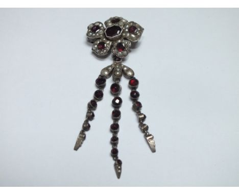 A GARNET AND SEED PEARL BROOCH, H 7 cmCondition Report:pin absent