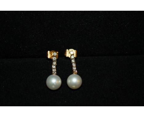 A PAIR OF MARKED .750 YELLOW GOLD, DIAMOND AND PEARL DROP EARRINGS