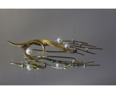 AN 18K PEARL AND DIAMOND BROOCH, W 7 cm