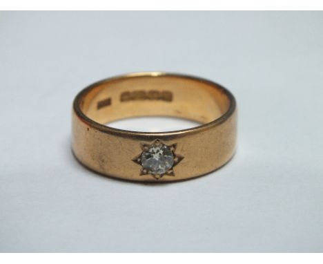 A HALLMARKED 18CT GOLD WEDDING BAND SET WITH SINGLE DIAMOND, ring size R 1/2, approx 7.7 g