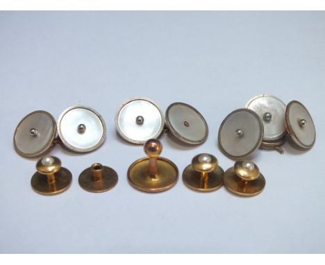 A PAIR OF 9CT GOLD AND MOTHER OF PEARL CUFFLINKS, together with three matching shirt buttons - overall approx 10g and three f