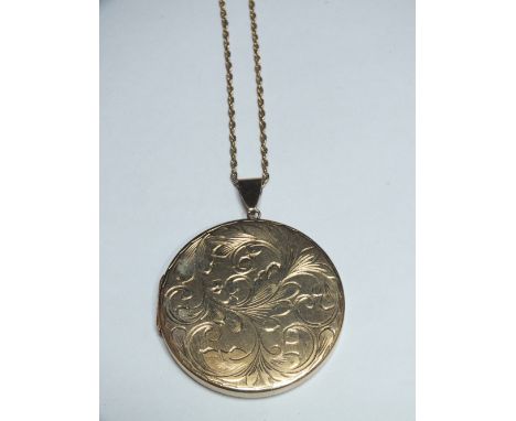 A HALLMARKED 9CT GOLD CIRCULAR PENDANT LOCKET, locket Dia. 4.8 cm, suspended on an associated chain stamped 9ct to the clasp,