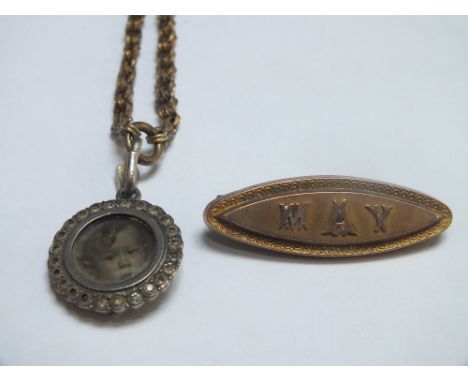 A 9CT GOLD MEMORIAL BAR BROOCH, W 4 cm, approx W 4 g, together with a memorial pendant on unmarked yellow metal chain (2)
