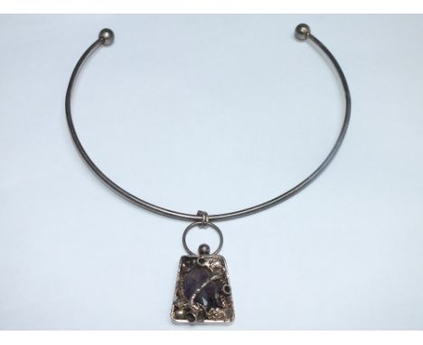 A STERLING SILVER AND AMETHYST DESIGNER PENDANT BY WIGGERS OF DENMARK, on a white metal collarette, pendant H 4 cm