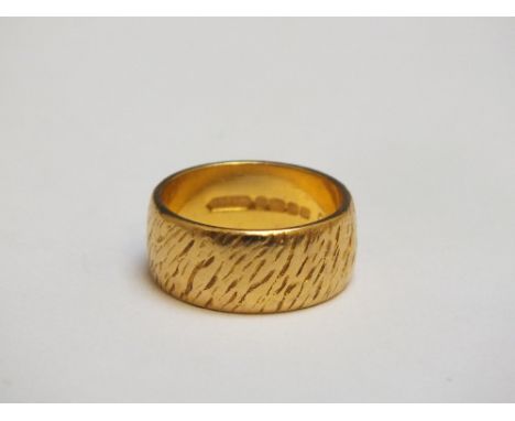 A HALLMARKED 22 CARAT GOLD WEDDING BAND, approx weight 8.9g, ring size K 1/2