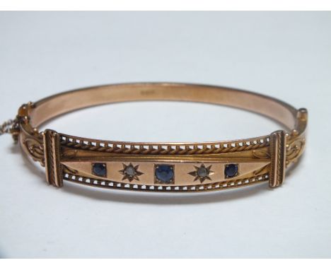 A HALLMARKED 9CT GOLD EDWARDIAN GEM SET HINGED BANGLE, approx weight 11.3 g