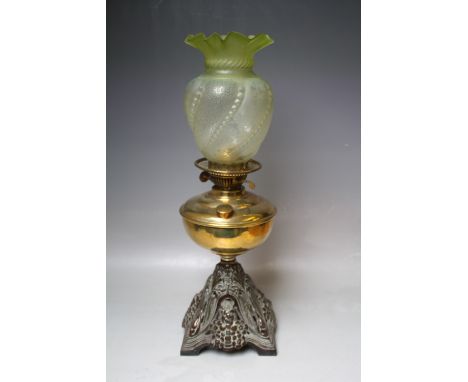 AN EARLY 20TH CENTURY OIL LAMP, with Duplex burner, brass reservoir, reticulated cast base and period etched citrus glass sha