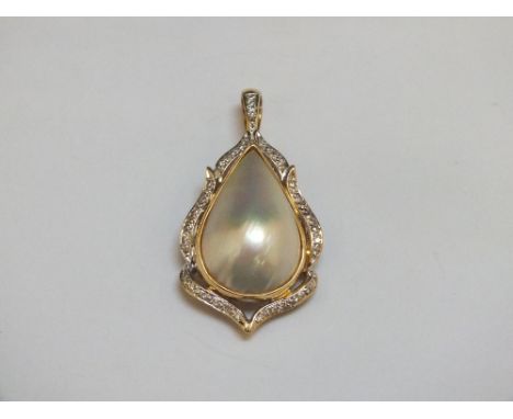 A HALLMARKED 18 CT GOLD CULTURED PEARL AND DIAMOND PENDANT, H 3.5 cm