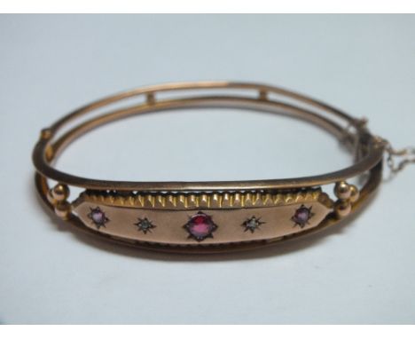 A HALLMARKED 9 CT GOLD GEM SET BANGLE, approx weight 7.1g, W 6 cm