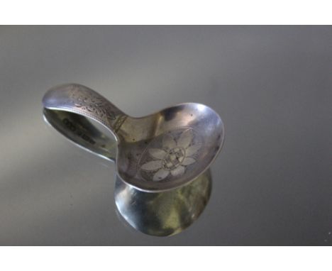 A HALLMARKED SILVER CADDY SPOON - SHEFFIELD 1911, L 6.25 cm