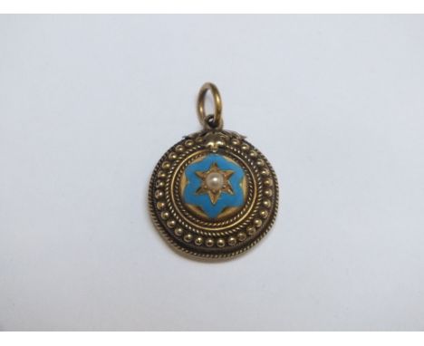 A YELLOW METAL AND ENAMEL MOURNING PENDANT, approx weight 7.2g, Dia 2 cm