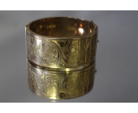 A HALLMARKED 9 CT GOLD WIDE BANGLE, approx weight 47.5g, W 2.75 cm