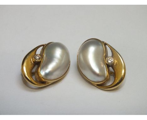 A PAIR OF 18 CT GOLD CLIP ON CULTURED PEARL AND DIAMOND EARRINGS, H 2.25 cm