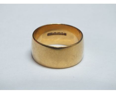 A HALLMARKED 18CT GOLD WEDDING BAND, ring size r 1/2, approx 9.1 g