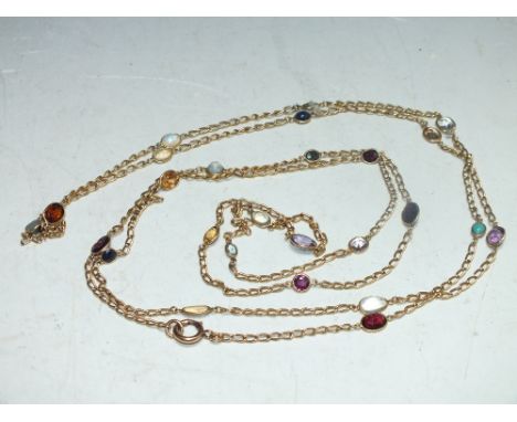 AN UNMARKED YELLOW METAL FLAPPER LENGTH CHAIN SET WITH POLISHED AND FACETED SEMI-PRECIOUS GEMSTONES, gemstones include turquo