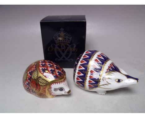 A ROYAL CROWN DERBY COLLECTORS GUILD ORCHARD HEDGEHOG PAPERWEIGHT, gold stopper, with box, L 9.5 cm, together with a Royal Cr