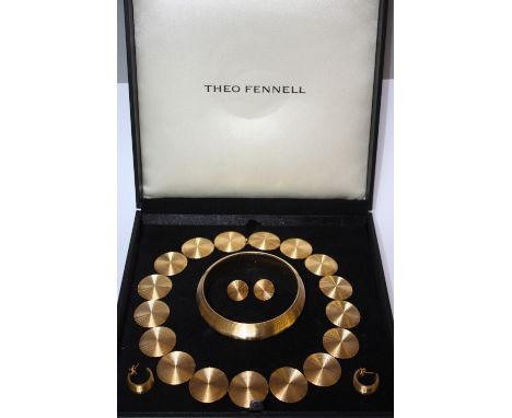 A THEO FENNELL OF LONDON 18CT .750 HALLMARKED COLLARETTE FROM THE WHIP COLLECTION WITH BANGLE AND TWO PAIRS OF EARRINGS, the 