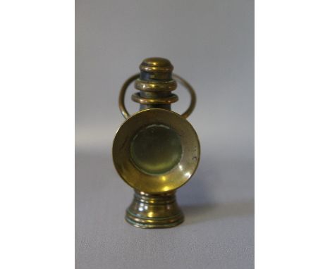 A NOVELTY BRASS BONBONNIERE IN THE FORM OF A LANTERN, H 6.5 cm