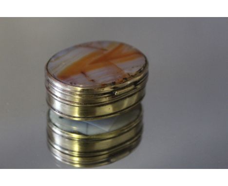 A GILT METAL AND AGATE SNUFF BOX, W 4.25 cm