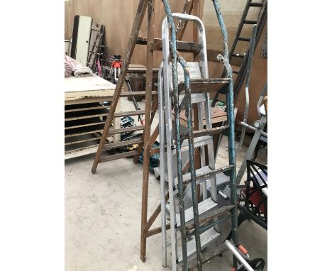 THREE SETS OF LADDERS TO INCLUDE A SIX RUNG WOODEN STEP LADDER, FOUR RUNG ALUMINIUM STEP LADDER AND A FIVE RUNG WOOD AND META