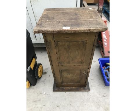 A VINTAGE PINE SINGLE DOOR CABINET 