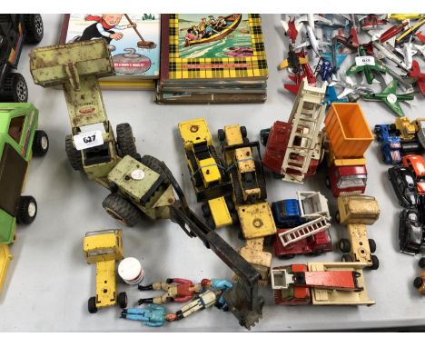 A MIXED GROUP OF VINTAGE DIE CAST CONSTRUCTION / FARM MODELS, TONKA ETC 
