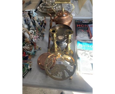 A MIXED COLLECTION OF COPPER AND BRASS ITEMS TO INCLUDE TEAPOT, TRIVET STAND , CANDLE STICKS ETC 