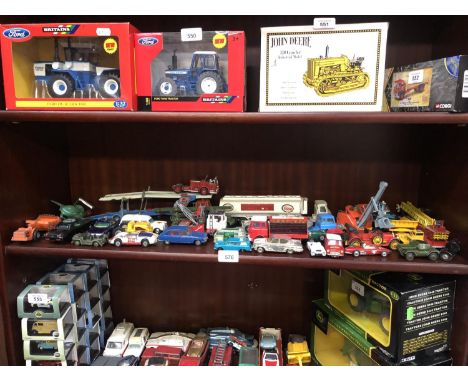 A LARGE ASSORTMENT OF VINTAGE DIE CAST MODEL VEHICLES, DINKY, CORGI ETC 