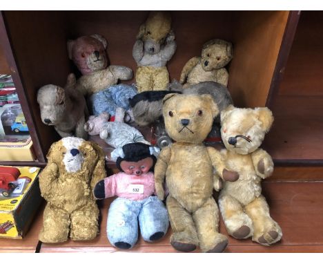 A COLLECTION OF VINTAGE TEDDY BEARS AND DOLLS 