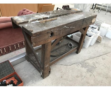 A VINTAGE WORK BENCH WITH BENCH VICE 