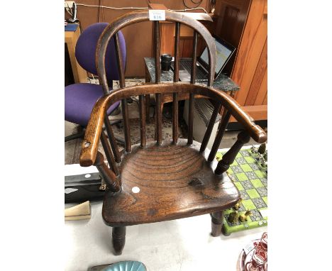 A VINTAGE OAK CHILD'S ARMCHAIR, HEIGHT 55CM 