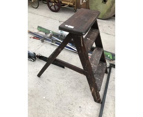 A VINTAGE THREE RUNG WOODEN STEP LADDER 